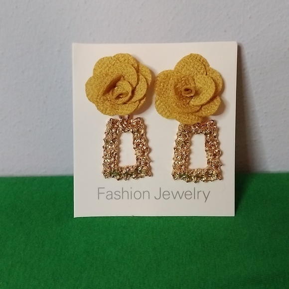 Womens Pierced Earrings With Flower - Picture 3 of 4